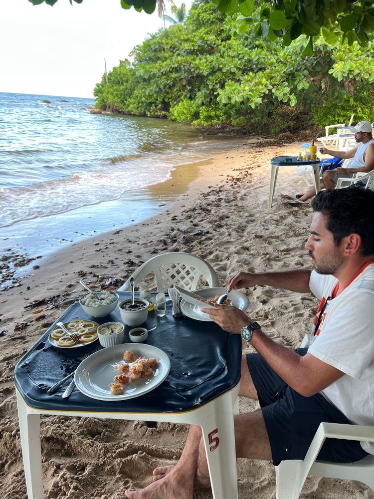 Repas sur la plage Tinharé Morro de Sao Paulo Brésil