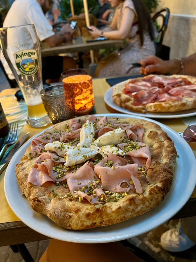 pizza lac de garde italie vespa