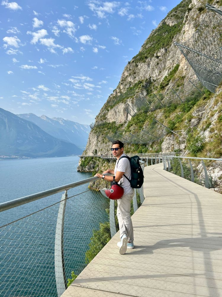 passerelle lac de garde italie vespa