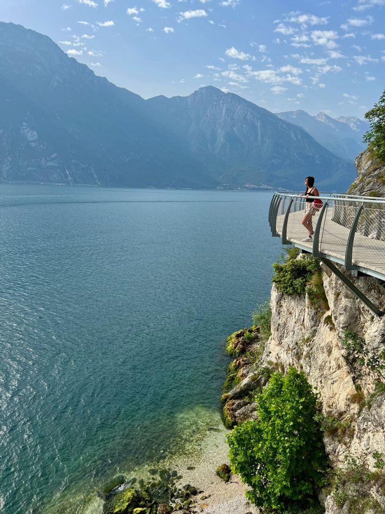 passerelle lac de garde italie vespa