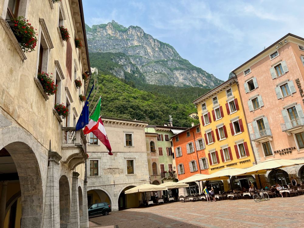 place principale tour du lac de garde italie vespa