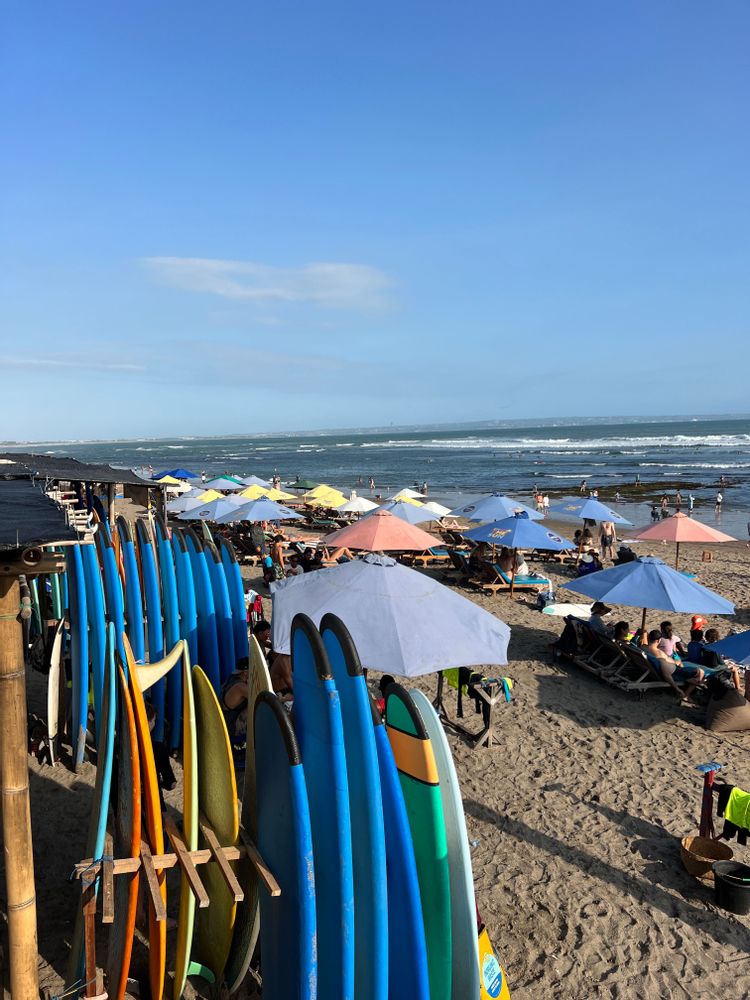 Surf sur la plage de Canggu à Bali