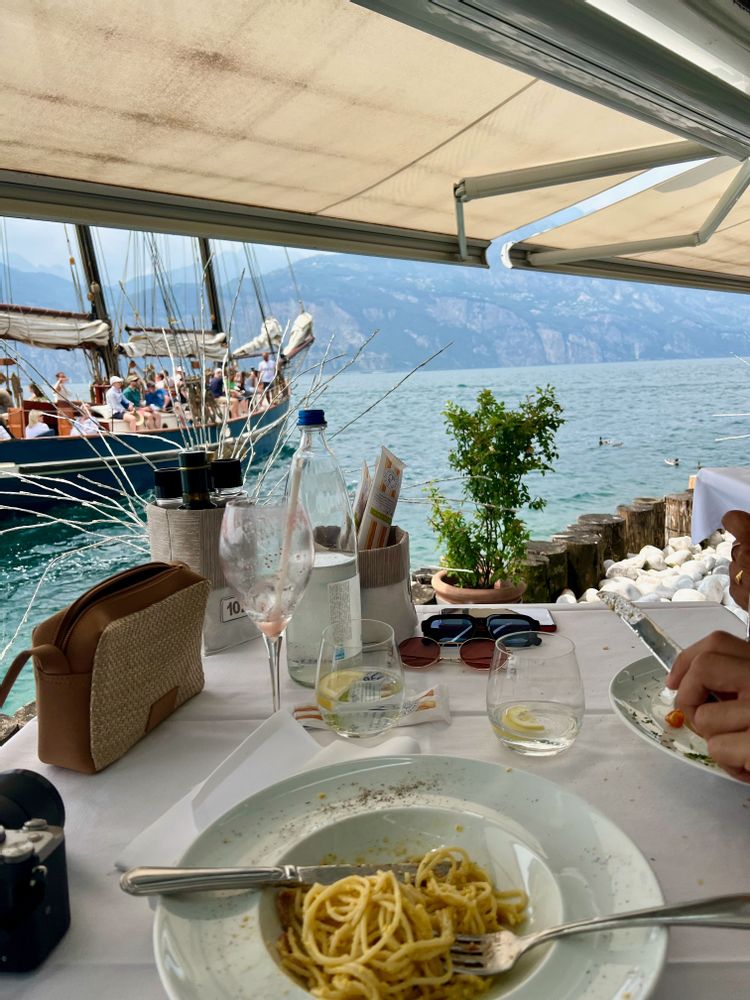 plat de pate vue lac tour du lac de garde italie vespa