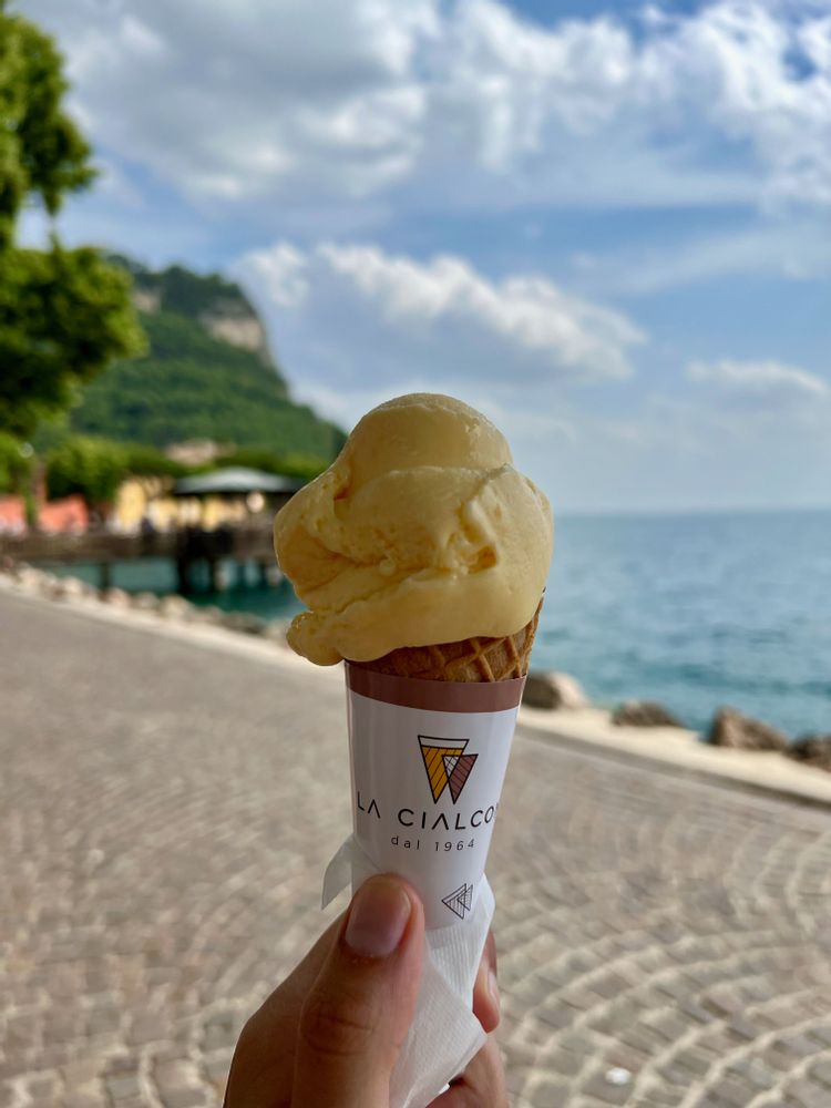 glace tour du lac de garde italie vespa