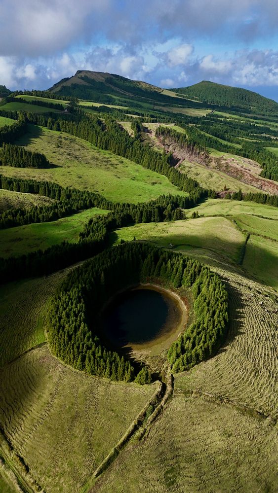 Açores Sao Miguel lac rond avec pins autour