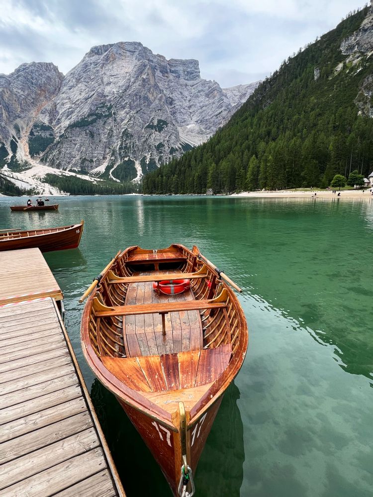 Lago di Braies Dolomites Barque italie