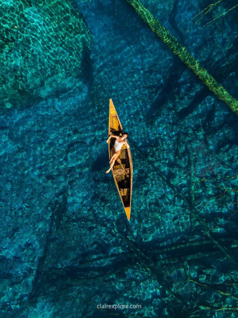 Barque au lac Paisu Pok sur les îles Banggai Sulawesi Indonésie
