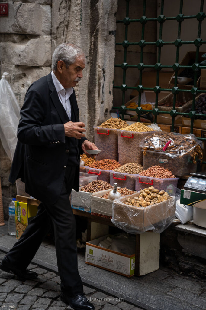 Turc et son étal grand bazaar Istanbul Turquie
