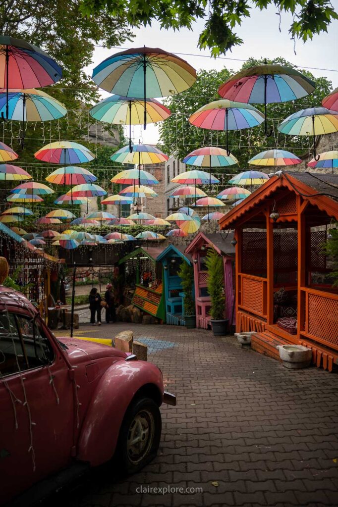 Parapluies colorés Café dans le quartier de Balat à Istanbul en Turquie