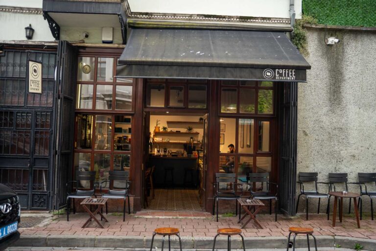 Café dans le quartier de Balat à Istanbul en Turquie Coffee Department