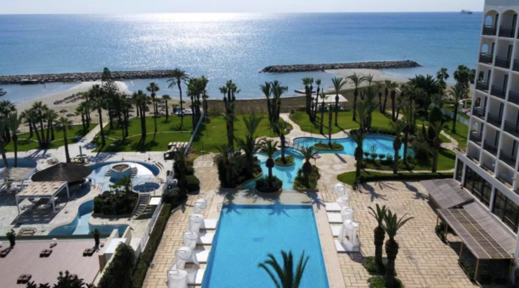 Piscine d'hôtel à Larnaca